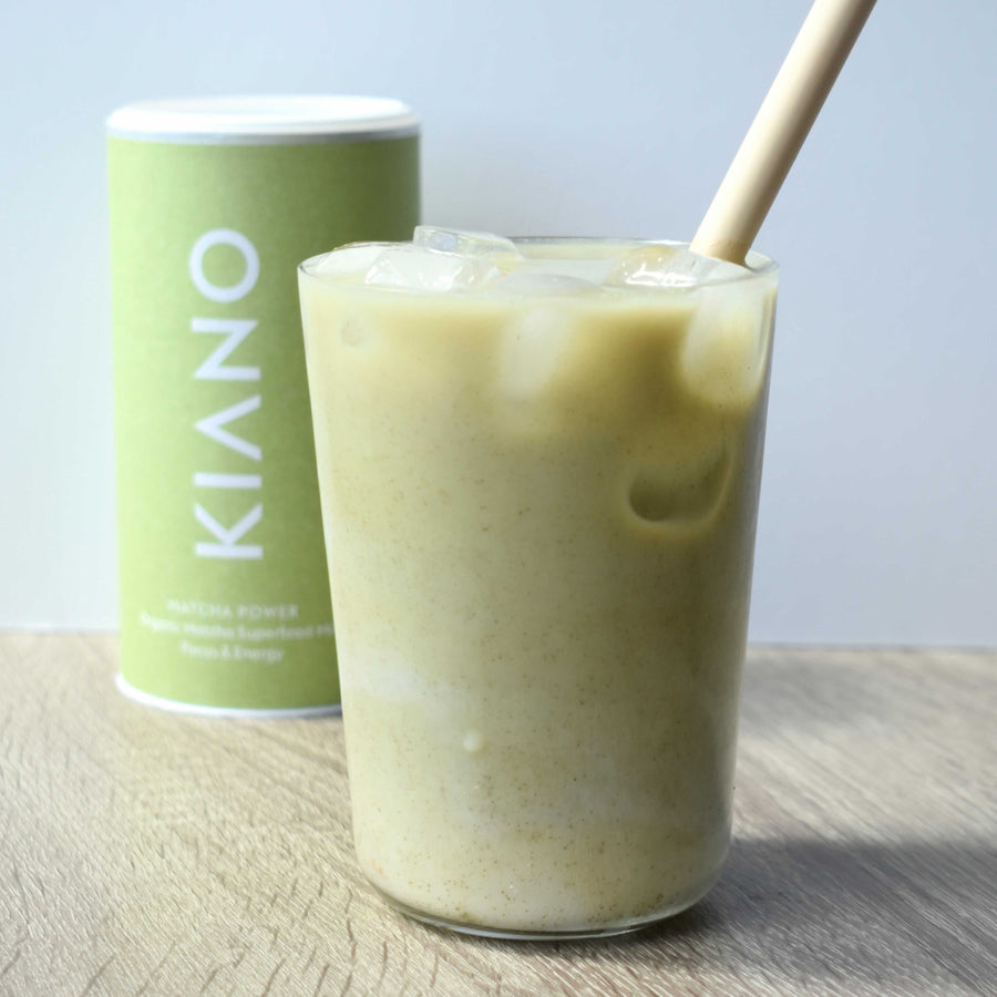 Giv din dag energi med KIANOs Magic Matcha Latte i en frugtsmoothie